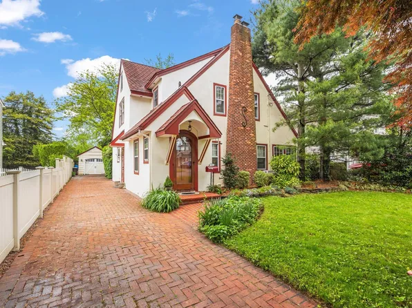 42 Robbins Avenue, Amityville, NY 11701