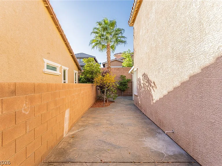 1041 Chestnut Chase St — Photo 30