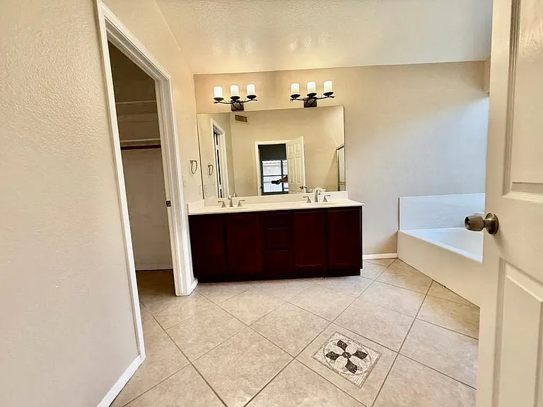 7568 W Kerry Ln — Photo 8