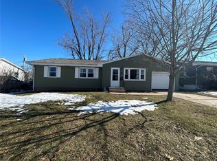 127 Wesley Dr NW, Cedar Rapids, IA 52405