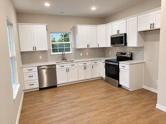 5th image of 802 W Nelson St