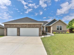 718 E Mining Camp Rd, Nixa, MO 65714