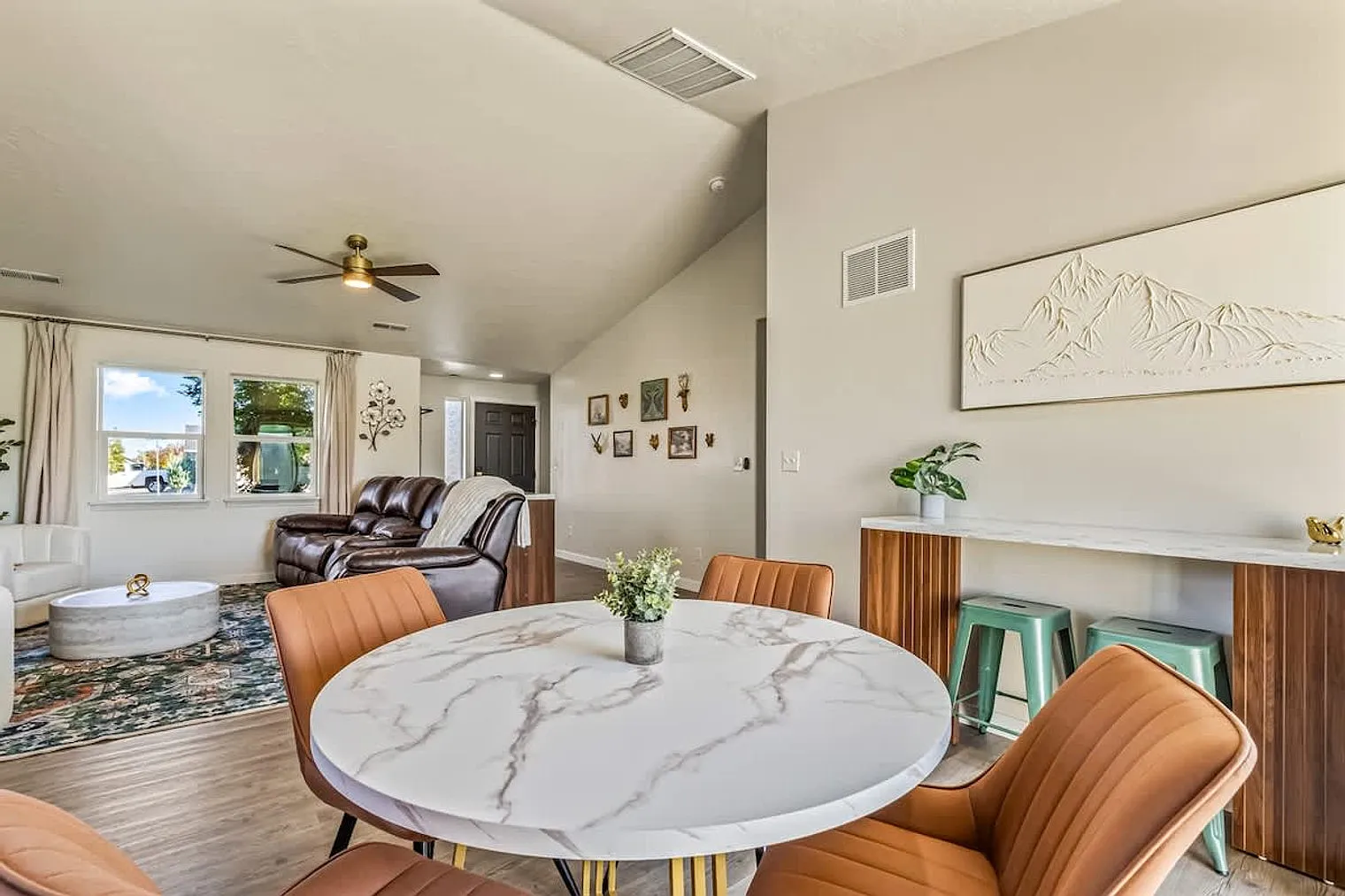 3 bed, 2.0 bath, $5,624 — Photo 3