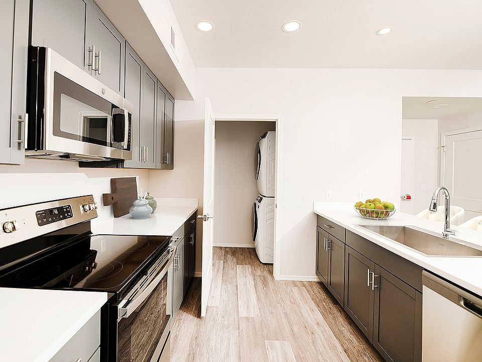 2x2 Kitchen & WD
