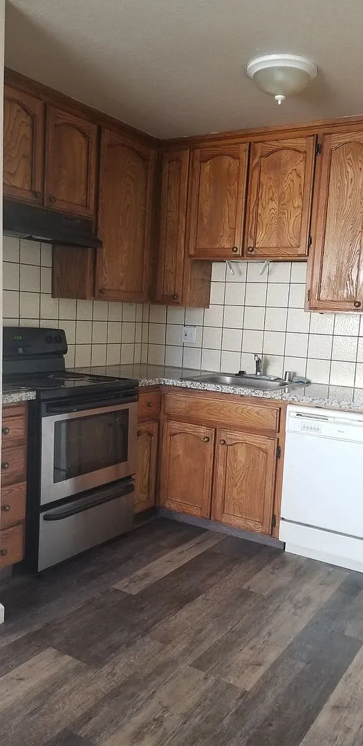 3 Bed, 1 Bath Apartment — Photo 3