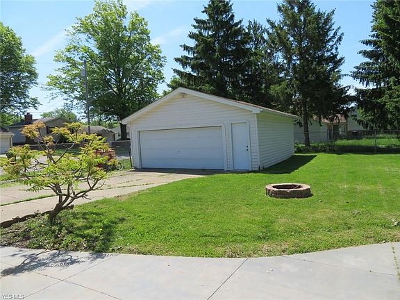 4th image of 853 Sandalwood Dr