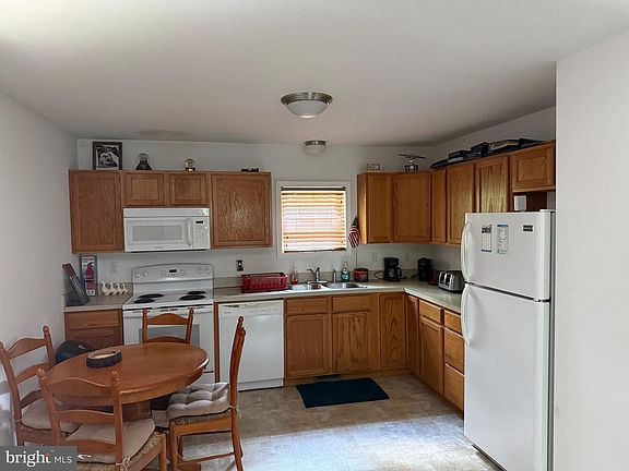 2nd image of 722 Oak Hill Rd