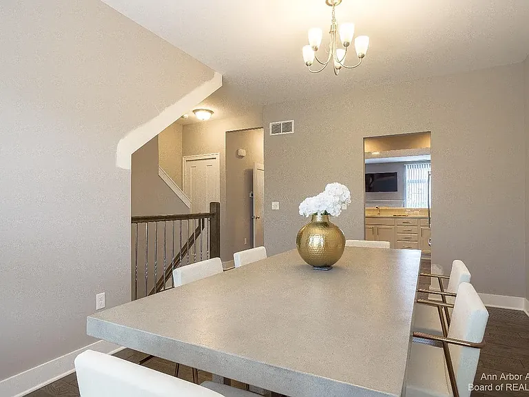 2563 W Towne St — Photo 37
