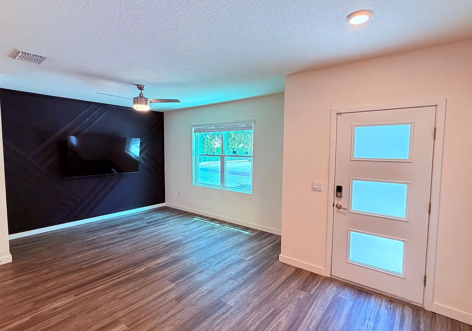 $1000 Off On First Month! Longwood Townhouse Available Now! — Photo 4