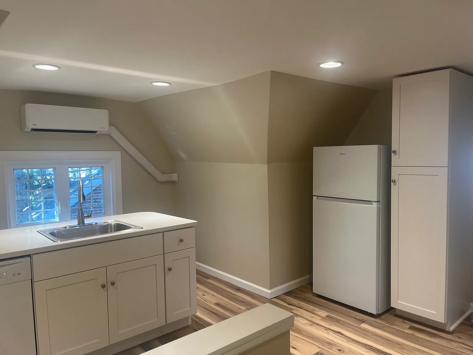 210 N York St — Photo 3