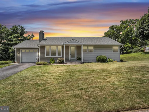 3 Riverview Dr, Middletown, PA 17057