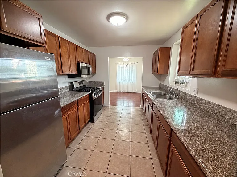 10202 Doty Ave — Photo 5
