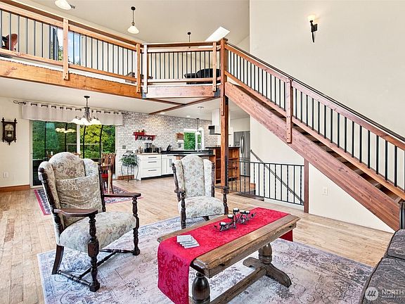 4th image of 400 SE Dogwood Road