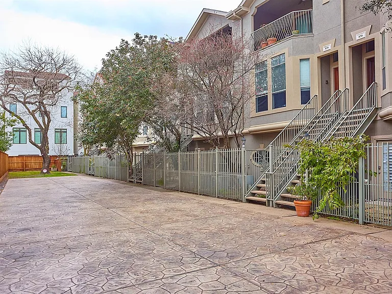 110 E Detering St — Photo 1