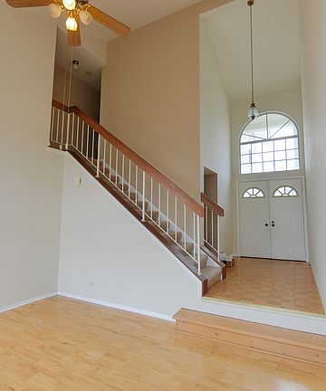 4th image of 905 Sturnbridge Ct