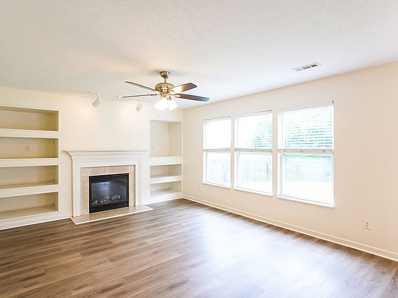 4th image of 4565 Hawthorn Dr