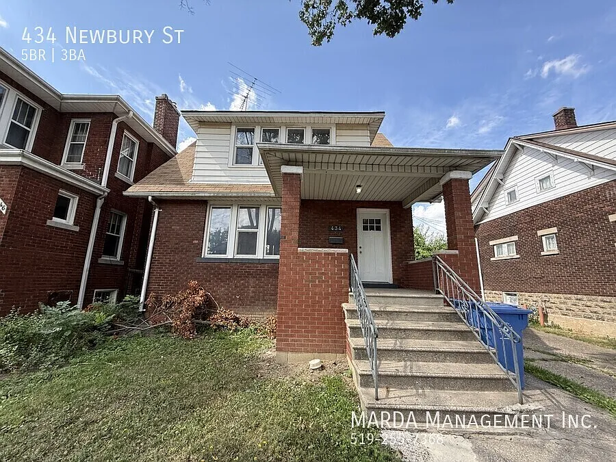 Charming 5 Bed/2.5 Bath House Downtown + Hydro, Water & Gas! — Photo 2