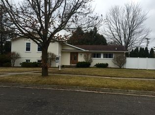 15 Hickory Dr, Chelsea, MI 48118