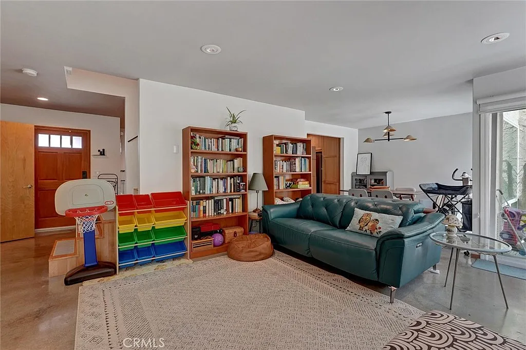 3 bed, 2.5 bath, 1720 sqft, $5,200 — Photo 4