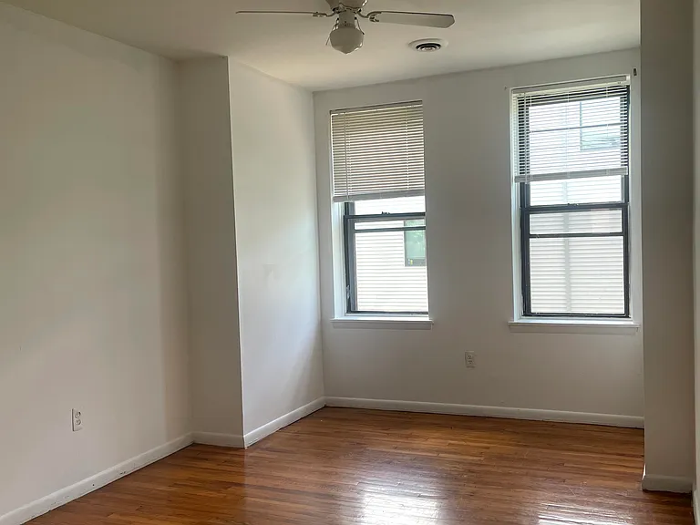 2150 N Carlisle St, Apt 2 - Living Room