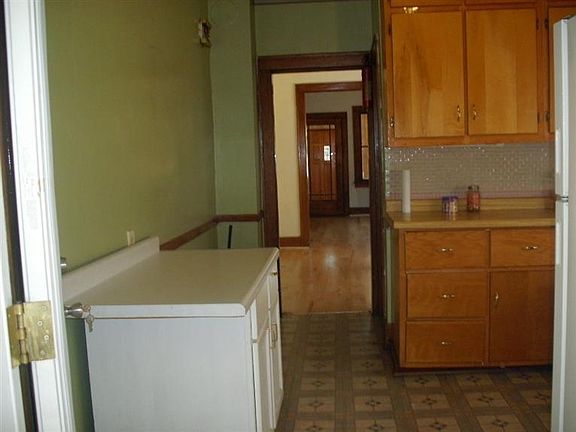 5th image of 4228 Northcote Ave