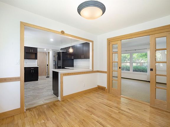 5th image of 386 Eastlook Dr