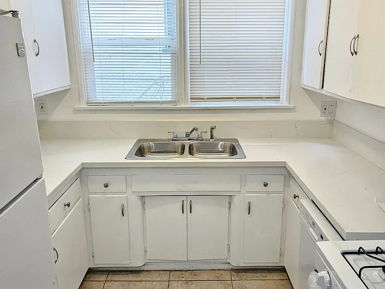 1207 S Fairfax Ave #1 — Photo 9