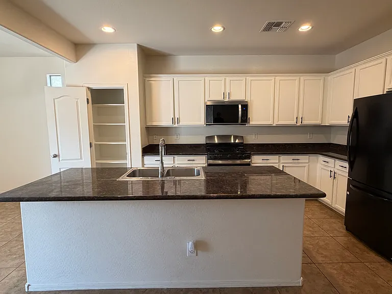 2132 S Martingale Rd — Photo 8