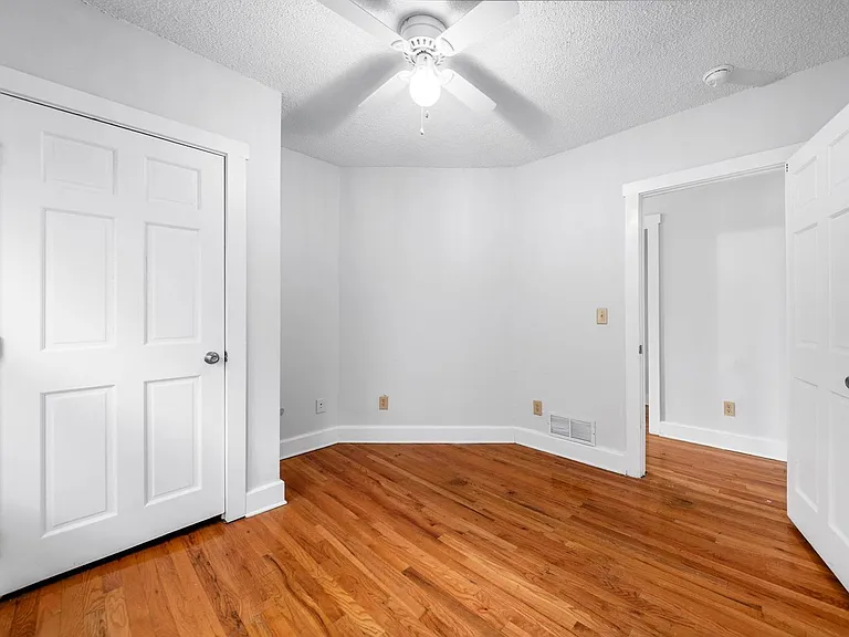 1378 1/2 Indianola Ave — Photo 14