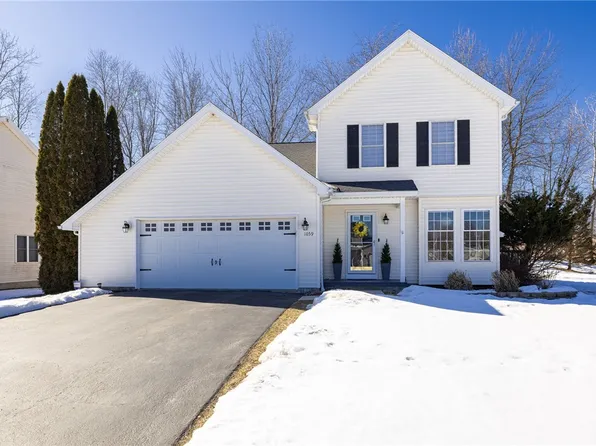 1059 Fawn Wood Dr, Webster, NY 14580