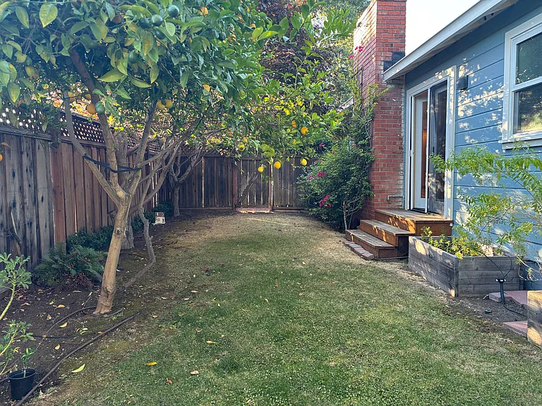 1925 Howard Ave — Photo 24