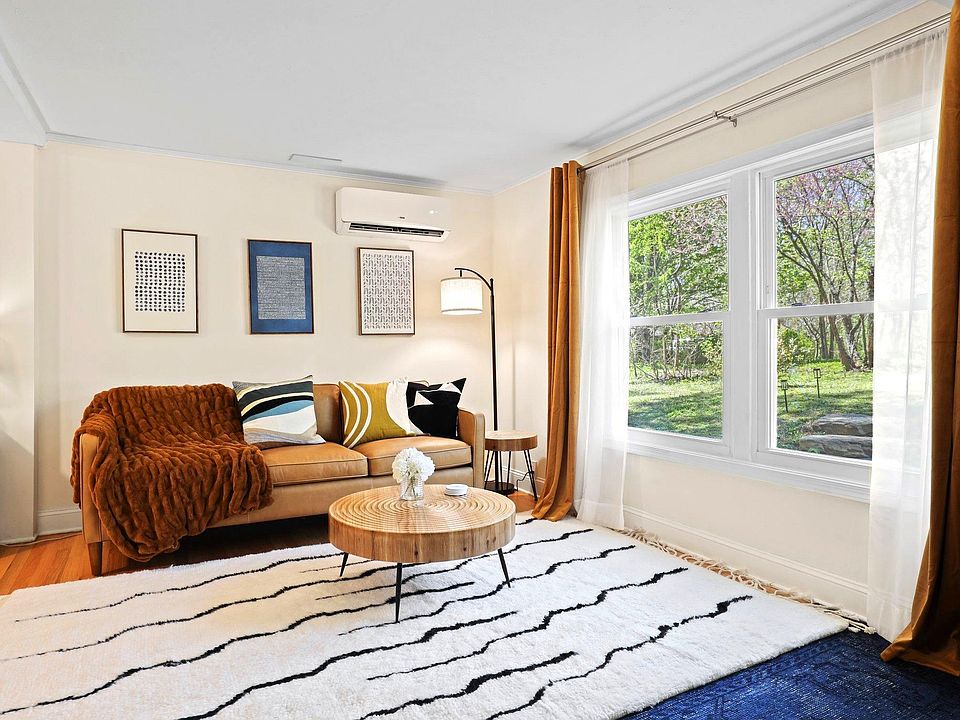 Living Room
Picture window