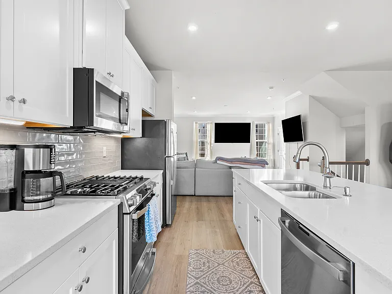 204 Station Dr — Photo 2