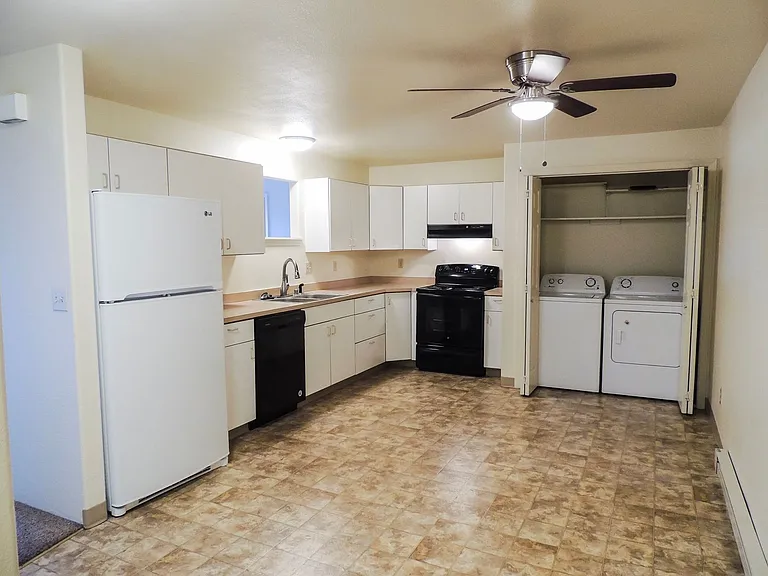 1038 W C St — Photo 2