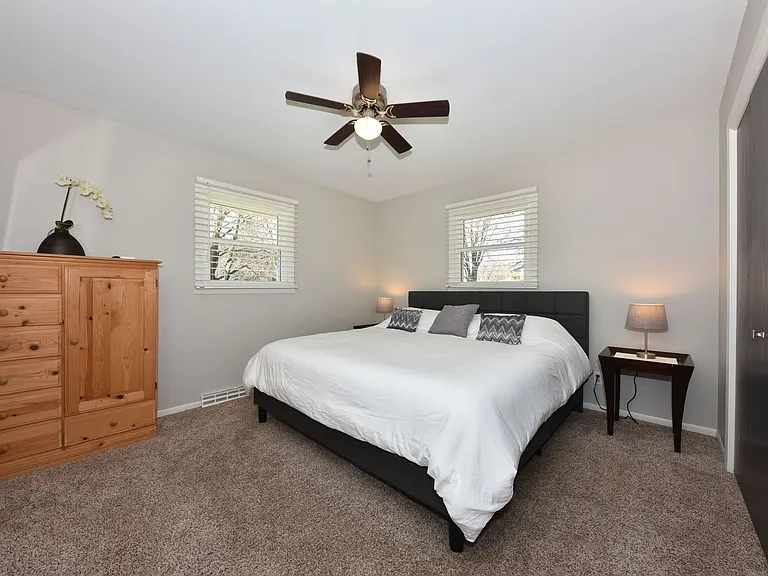1538 W Liebau Rd — Photo 29