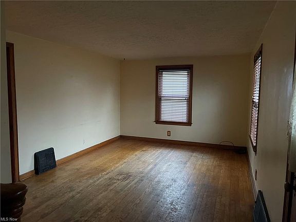 3rd image of 819 Meadowbrook Ave SE