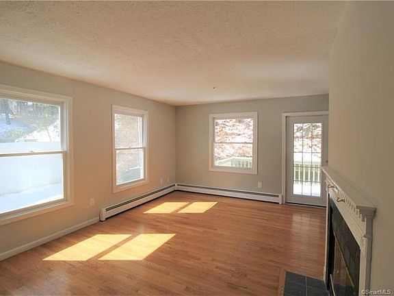 4th image of 21 Oxford Ct