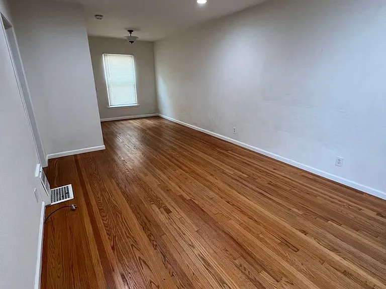 209 W Maple St #B — Photo 7