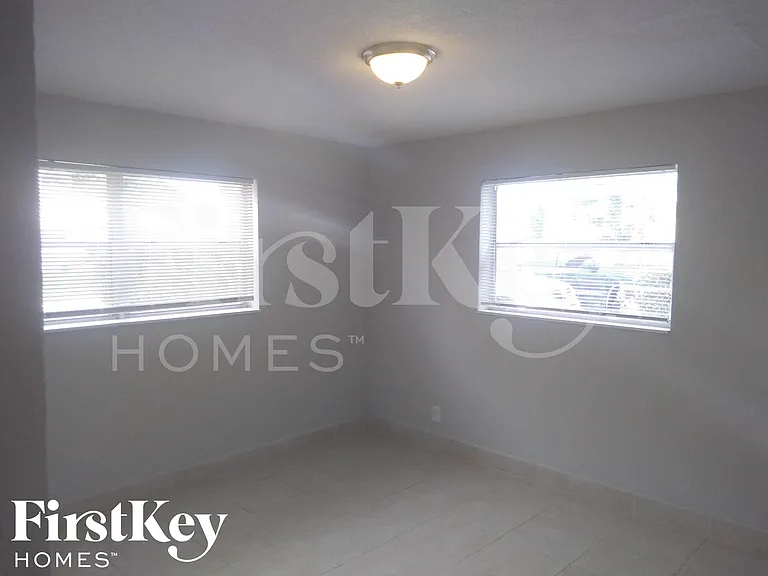 3740 NW 4th Pl — Photo 6
