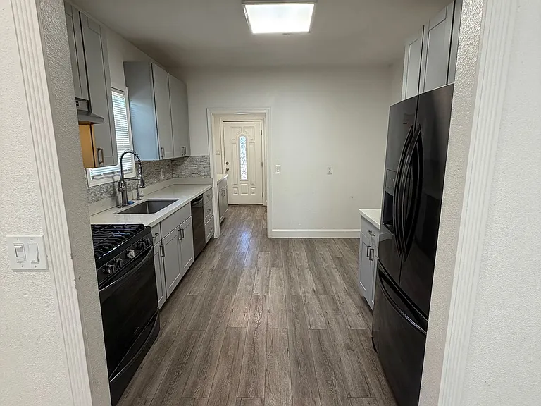 810 E Olive Ave — Photo 4