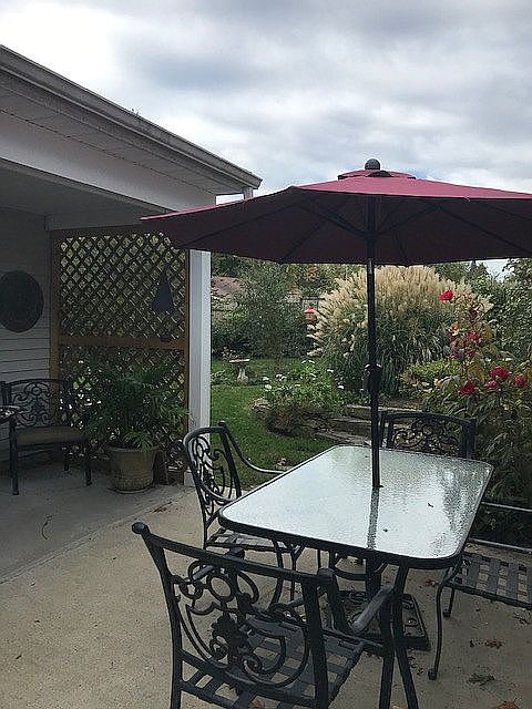 Side patio 