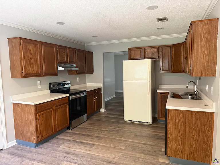 107 Barrington Pl N — Photo 12