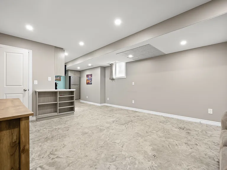 53 College Ave W — Photo 8