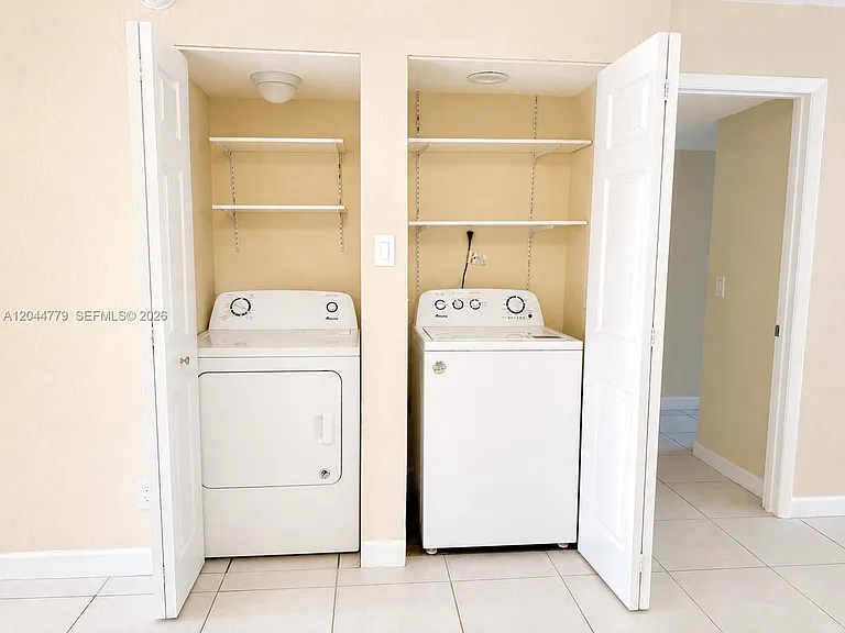405 Lakeview Dr #202 — Photo 7