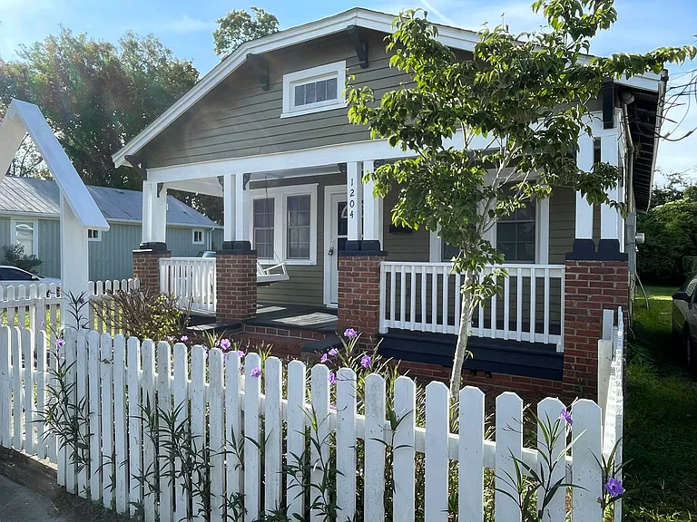 1204 Dock St — Photo 2
