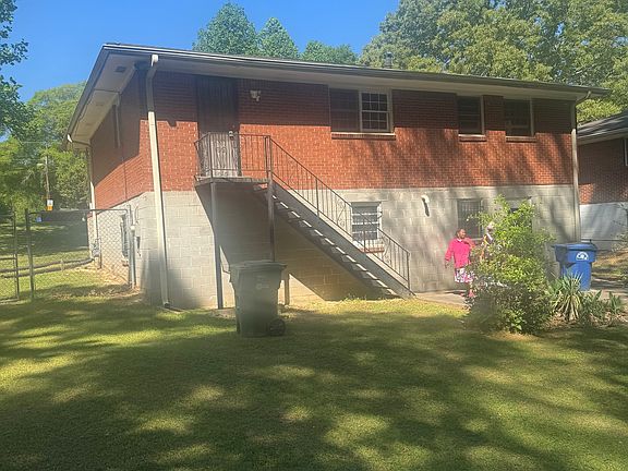 2nd image of 611 Woods Dr NW