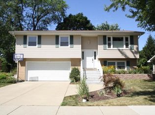 512 Creighton Ln, Schaumburg, IL 60193