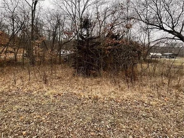 17 Oak Knoll Ct, Linn Valley, KS 66040