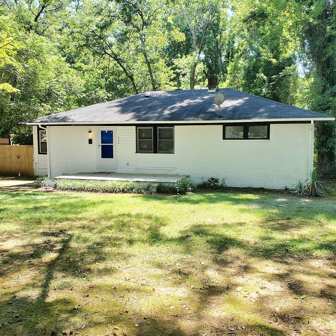 Three Bedroom Single Family Home! — Photo 2