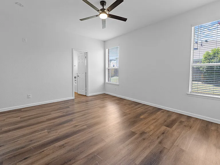1052 Harriman Dr — Photo 9